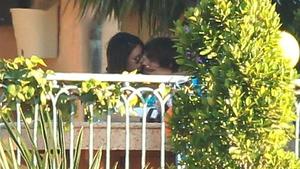 Ein Paar? Mila Kunis und Ashton Kutcher knutschend auf Party Kutcher und Kunis beim Knutschen erwischt