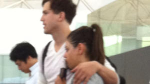 Ashton Kutcher & Mila Kunis: Liebesurlaub auf Bali Die beiden Schauspieler Mila Kunis und Ashton Kutcher fliegen in ihren ersten Liebesurlaub.