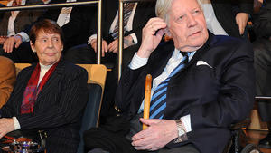 Altkanzler Helmut Schmidt (93) bekennt sich zu neuer Liebe Die Neue sieht aus wie Loki