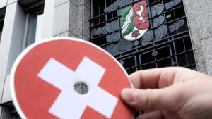 Helfen die Schweizer Banken beim Steuerhinterziehen? Schweiz, Steuer-CD, NRW, Steuerabkommen
