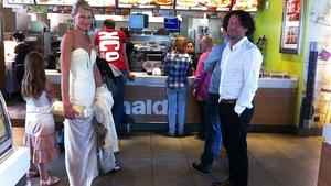 Stefan Franz und Frau: vom Traualtar zu McDonald's Unter uns: Stefan Franz hat einen Unfall auf seiner Hochzeitsfahrt