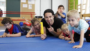 "RTL – Wir helfen Kindern": Pate Bülent Ceylan setzt sich für behinderte Kinder ein RTL - Wir helfen Kindern Pate Bülent Ceylan
