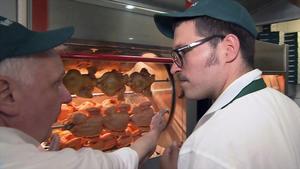 "Undercover Boss": Wienerwald-Geschäftsleitung am Hähnchengrill Undercover Boss: Swen Neumann als "David Koch"
