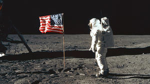 Erster Mensch auf dem Mond: Neil Armstrong ist tot US-Flagge auf Mond gehisst