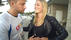 Felix und Lisa zeigen "ihren" Babybauch