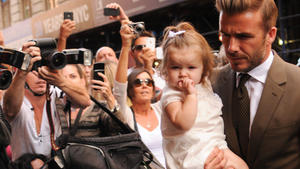 Harper Beckham leidet im Blitzlichtgewitter Harper Beckham fühlt sich im Blitzlichtgewitter sehr unwohl.