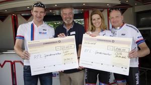 BKK Mobil Charity Event: Promis und Sportler sammeln 40.000 Euro RTL – Wir helfen Kindern BKK Mobil Oil-Vorstände überreichen Harry Wijnvoord und Miriam Lange die Spendenschecks