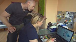 Schulermittller Dirk Wolf und Gina Sander ermitteln in einem Fall von Internet-Missbrauch