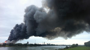 Großbrand in Krefeld: Giftwolke zieht über das Ruhrgebiet Großbrand in Krefeld: Rauchwolke zieht über das Ruhrgebiet