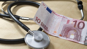 Milliardenschwerer Überschuss: Erste Krankenkasse zahlt Praxisgebühr zurück Die erste Kasse erstattet die Zehn-Euro-Gebühr