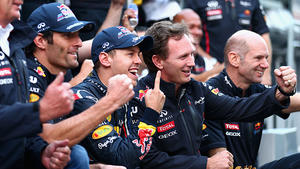Vettel nach fantastischen Asien-Wochen auf Titelkurs Sebastian Vettel feiert mit seinem Red-Bull-Team den Triumph von Yeongam.