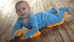 "Baby Mop": Darf auch Ihr Baby den Boden wischen? "Baby Mop": Darf auch Ihr Baby den Boden wischen?