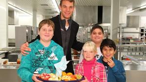 "RTL - Wir helfen Kindern"-Pate Manuel Neuer kämpft gegen Kinderarmut in seiner Heimatstadt "RTL - Wir helfen Kindern“ 2012: Projekt-Pate Manuel Neuer