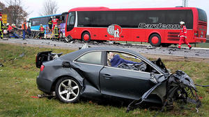 Auto rast in Bus mit Schülern: Ein Toter und viele Verletzte Euskirchen, Autobahn 1, Reisebus