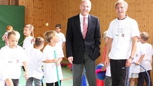 "RTL - Wir helfen Kindern": Matthias Sammer engagiert sich für mehr Bewegung für Kinder in der Region Braunschweig/Wolfsburg "RTL - Wir helfen Kindern“ 2012: Projekt-Pate Matthias Sammer