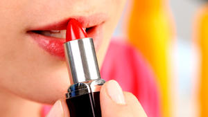 Kombi hält besser: Das sind die besten Lippenstifte Test Lippenstifte: Kiko und Mac können überzeugen