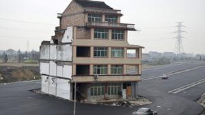 China: Fünfstöckiges Familienhaus mitten auf der Schnellstraße China, Schnellstraße, Wenling, Haus