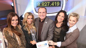 17. RTL-Spendenmarathon: Jana Ina Zarella, Sylvie van der Vaart, Wolfram Kons, Christine Neubauer und Janine Steeger vor dem offiziellen Endergebnis