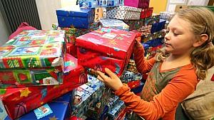 Geschenkflut unterm Weihnachtsbaum? Die Top 5 Expertentipps Wie viele Geschenke sind gut für Kinder und wann ist es zu viel?
