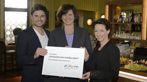 Verbraucherministerin Aigner zeichnet „Unter uns“ aus Bundesverbraucherministerin Ilse Aigner mit den "Unter uns"-Stars “ Isabell Hertel und Miloš Vuković
