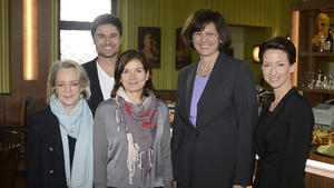 Die Schauspieler von „Unter uns“, Isabell Hertel und Miloš Vuković, Ministerin Ilse Aigner sowie Producerin Jana Gutsch und RTL-Redakteurin Katharina Katzenberger