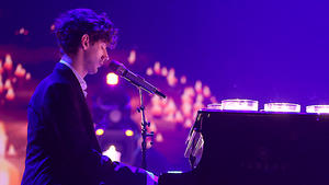 Jean-Michel Aweh mit seinem Song "Raus aus dem Nebel" Text zum Supertalent Siegersong "Raus aus dem Nebel" von Jean-Michel Aweh