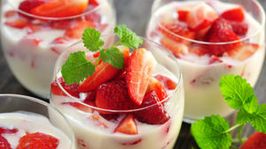 Erdbeerjoghurt müsste eigentlich Zuckerjoghurt heißen Erdbeerjoghurt, Test, Ökotest