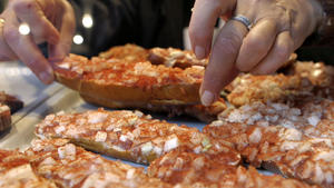 "Eine tickende Bombe": Gefährliche Keime in Schweinemett Die Untersuchung von Schweinemett hat ergeben, dass 16 Prozent der Proben mit antibiotikaresistenten Keimen belastet waren. Es besteht ein erhöhtes Gesundheitsrisiko.