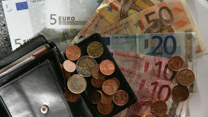 Das gehört wirklich ins Portemonnaie So viele Dinge sind es gar nicht, die man braucht