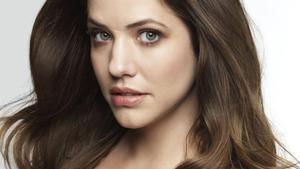Julie Gonzalo spielt Rebecca Sutter, Christophers Verlobte Julie Gonzalo