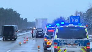 Gefährliche Glätte: Kleinwagen rast unter Lkw – drei Tote glätte, unfall,duwen,a13,glatteis-unfall