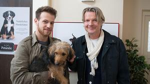 "Unter uns"-Star Patrick Müller ("Tobias Lassner"), VOX-Tierexperte Frank Weber und Hund Stinker