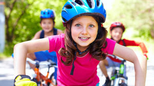 Der ADAC hat Fahrradhelme für Kinder und Jugendliche getestet.