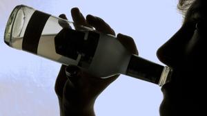 Alkohol-Studie Wer früher trinkt, trinkt auch länger