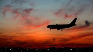 Vorkasse bei Flugtickets: Verbraucherschützer mahnen Airlines ab Flugtickets: Jetzt buchen, später zahlen