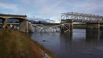 Wagen stürzen in Fluss Washington: Autobahnbrücke eingestürzt