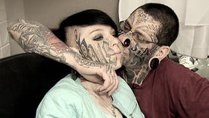 Gesichts-Tattoo als Liebesbeweis!