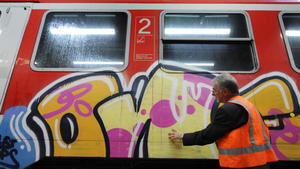 Millionen-Schäden: Bahn will Graffiti-Sprayer mit Drohnen jagen Bahn setzt Drohnen gegen Graffiti-Sprayer ein