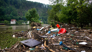 Flut-Katastrophe dauert an Angst vor Seuchen, Hitze und Treibgut
