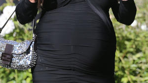 Elegant zur Hochzeit Schwangere Brautjungfer trägt Schwarz