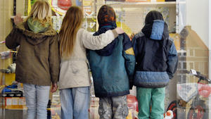 Erschreckende Zahlen der BA: Mehr als jedes siebte Kind benötigt Hartz IV Kinderarmut: Mehr als jedes siebte Kind braucht Hartz IV