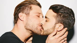 homophobie-kampagne-promi-maenner-knutschen-gegen-schwulenhass.jpg