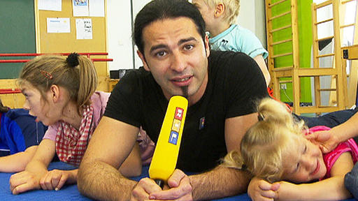 "RTL – Wir helfen Kindern": Pate Bülent Ceylan setzt sich für behinderte Kinder ein Unterstützung für behinderte Kinder