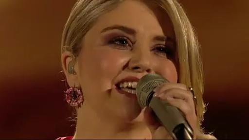 DSDS 2013: Beatrice Egli singt "Küss mich, halt mich, lieb mich" von Ella Endlich Beatrice Egli singt "Küss mich, halt mich, lieb mich"