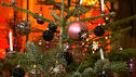 Trendig in schwarz oder lieber kitschig? Dekotipps für den Weihnachtsbaum